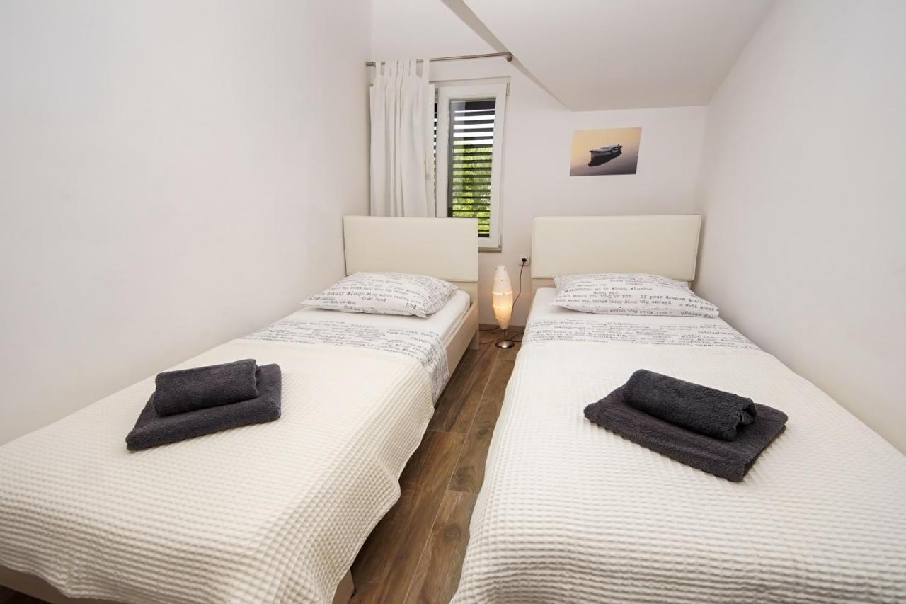 Kaprije Apartmani Tina I Ena Esterno foto