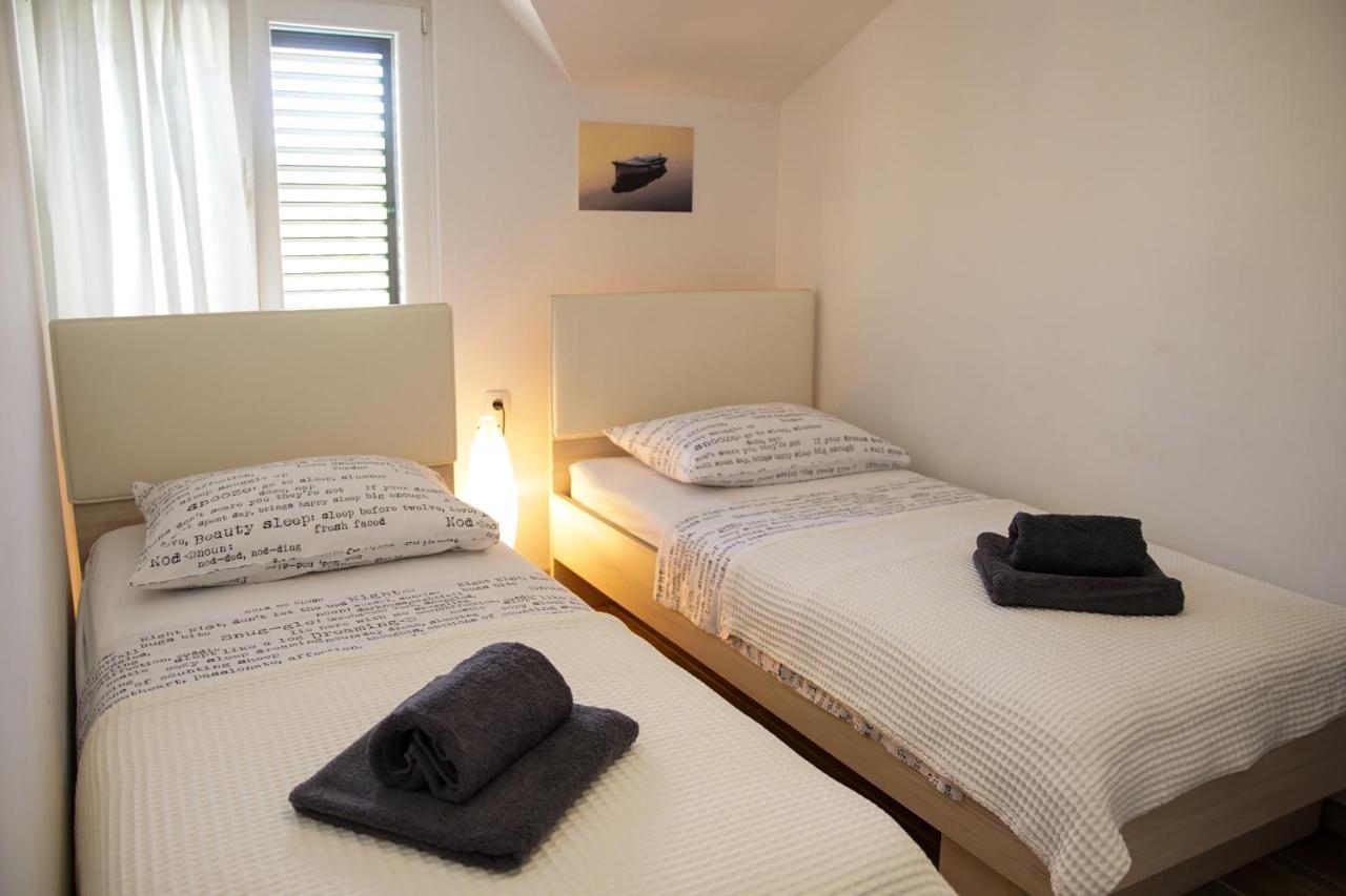 Kaprije Apartmani Tina I Ena Esterno foto