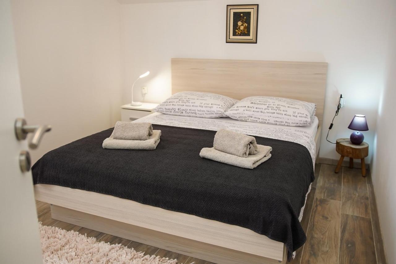 Kaprije Apartmani Tina I Ena Esterno foto